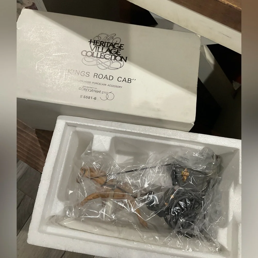 Dept 56 kings road cab Horse-Drawn‎ Carriage Figurine new